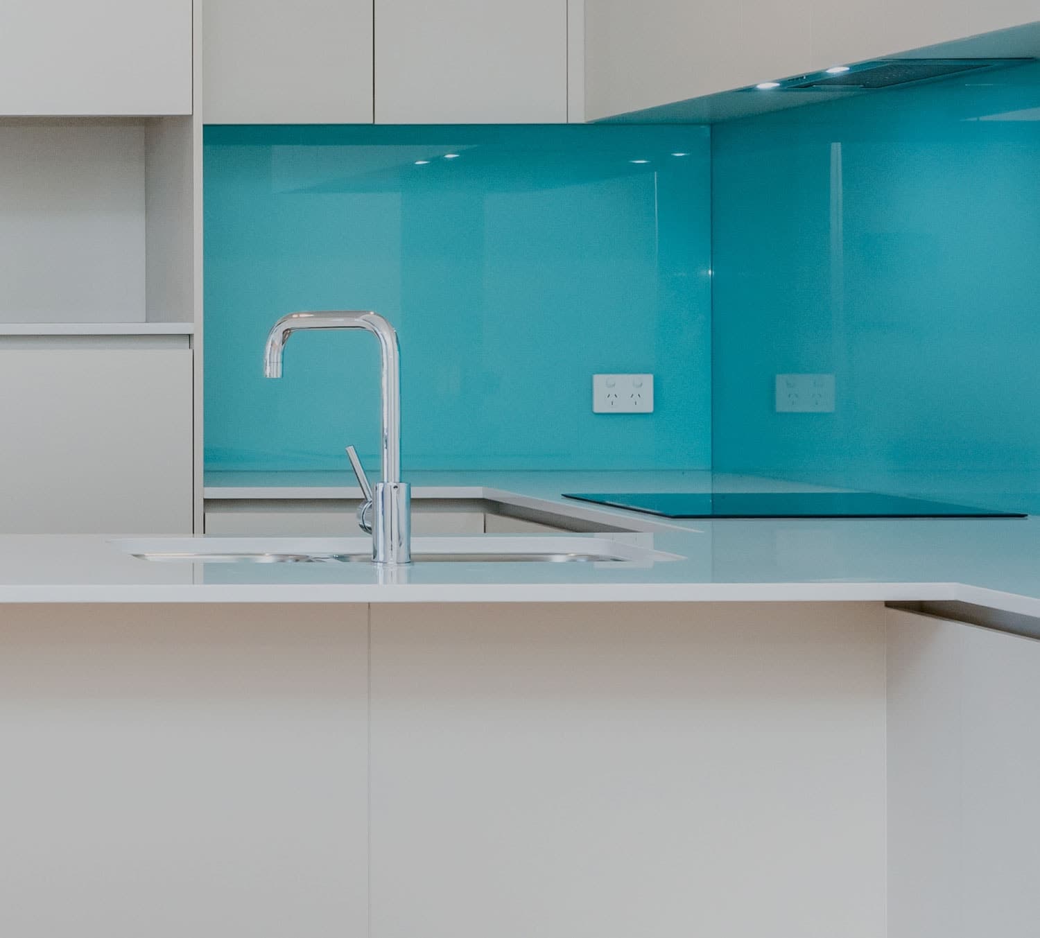Kitchen with seamless splashback by RB Thomas