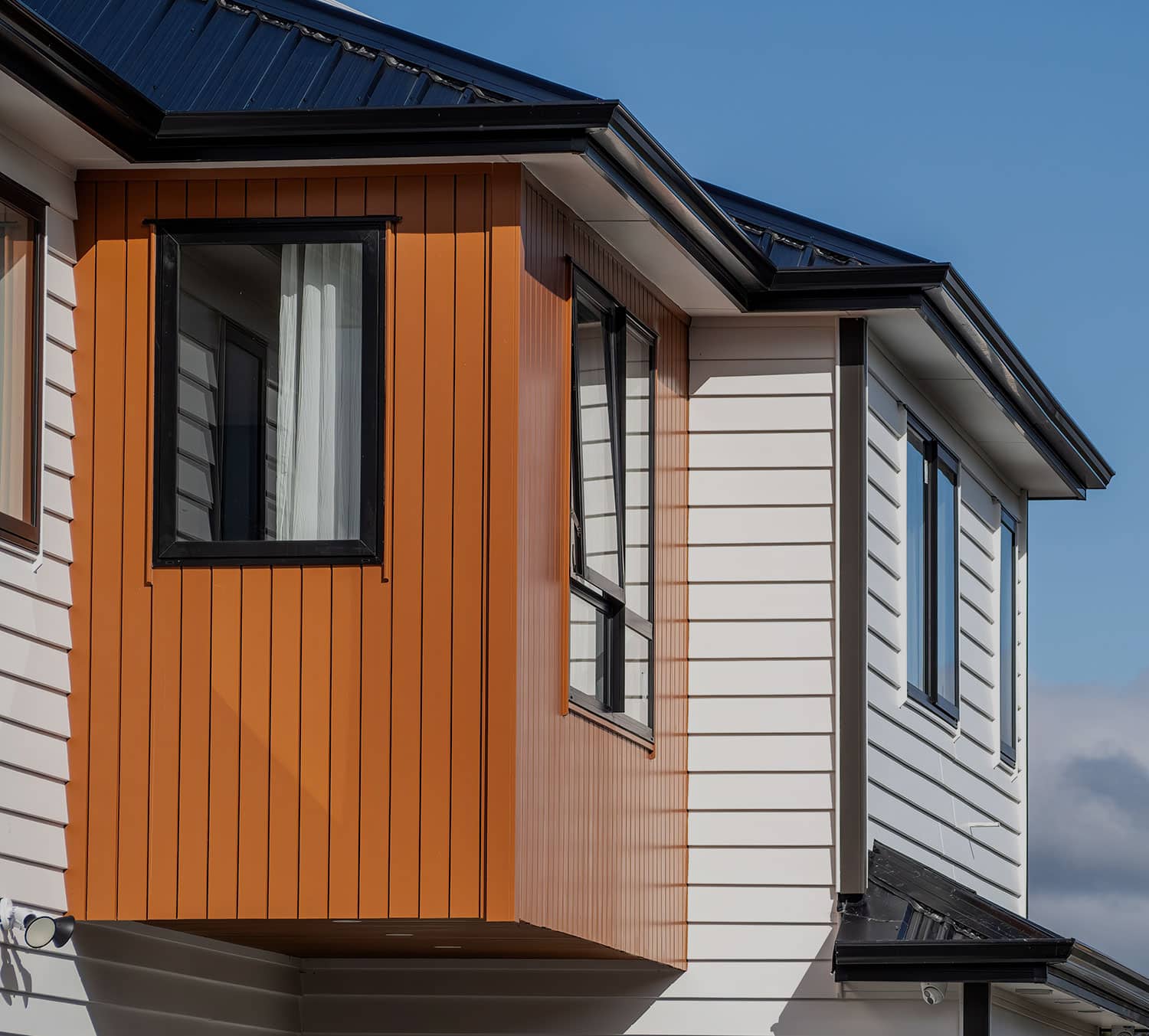 Home with fresh mixed weatherboard and cedar cladding by RB Thomas
